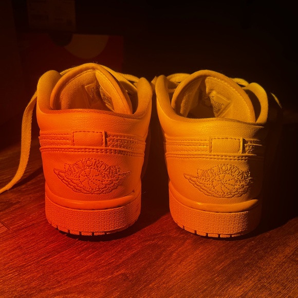 White jordan lows (goat verified) - Picture 5 of 5